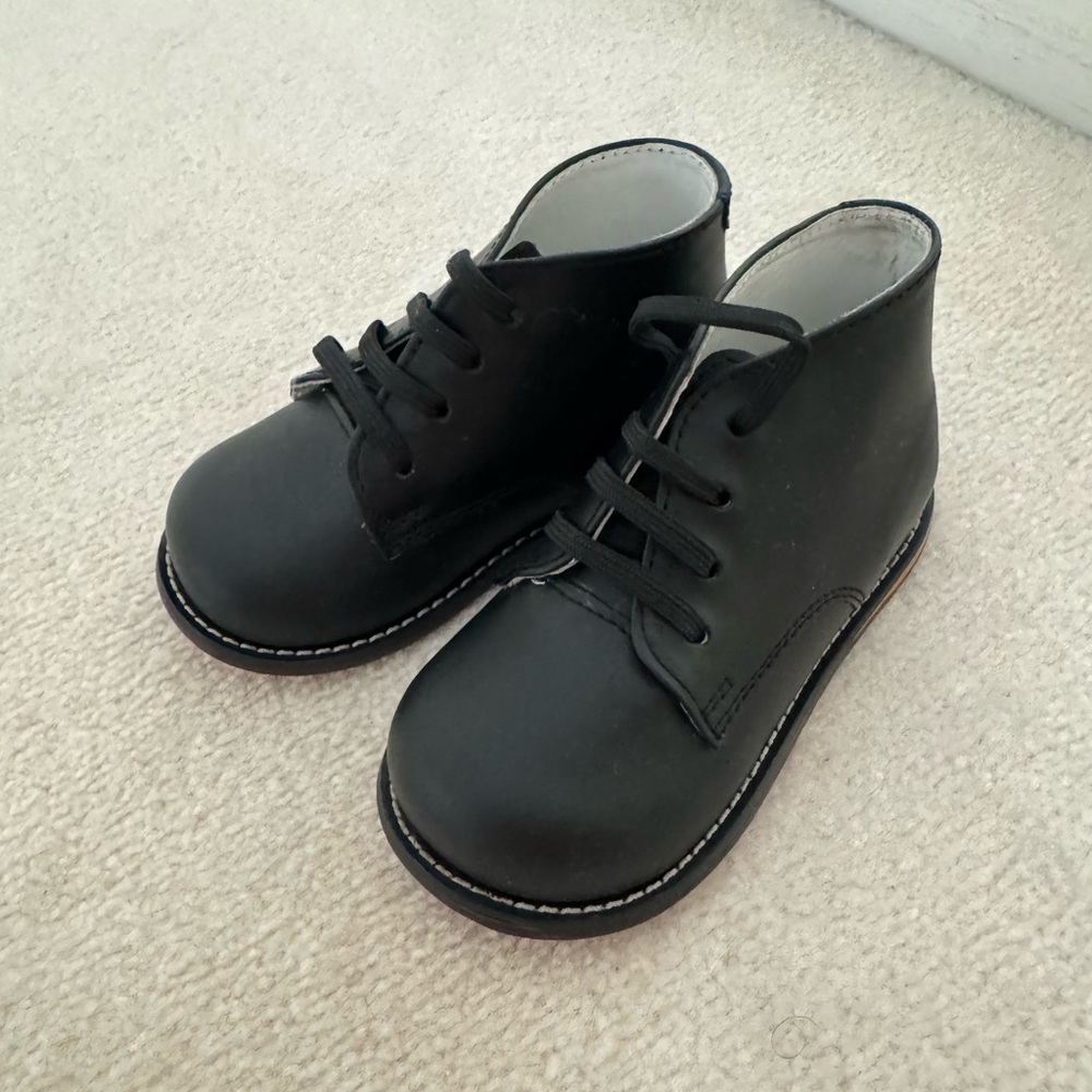 Josmo Boys Classic Black shoes size 8